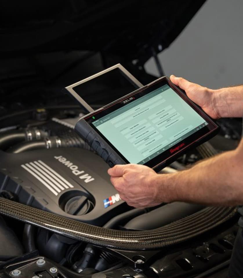 Snap-on Zeus Diagnose-Tablet auf BMW M Power Motor — OEM-Diagnostik bei Olympic Sport Cars